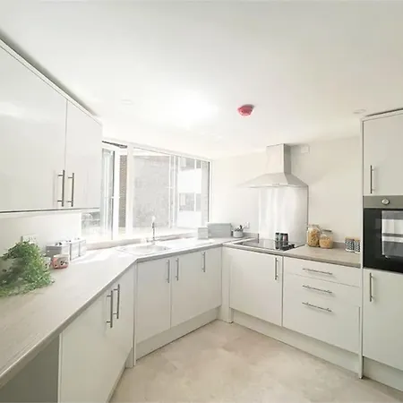 Apartment Fantastic En-suite In Bradford With Shared Kitchen Access *