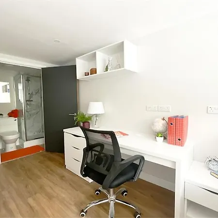 Apartment Fantastic En-suite In Bradford With Shared Kitchen Access *