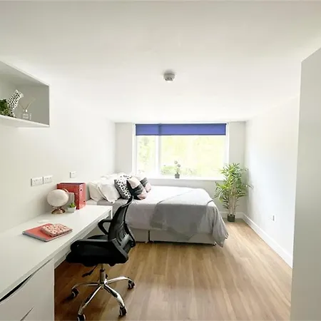 Fantastic En-suite In Bradford With Shared Kitchen Access Apartment